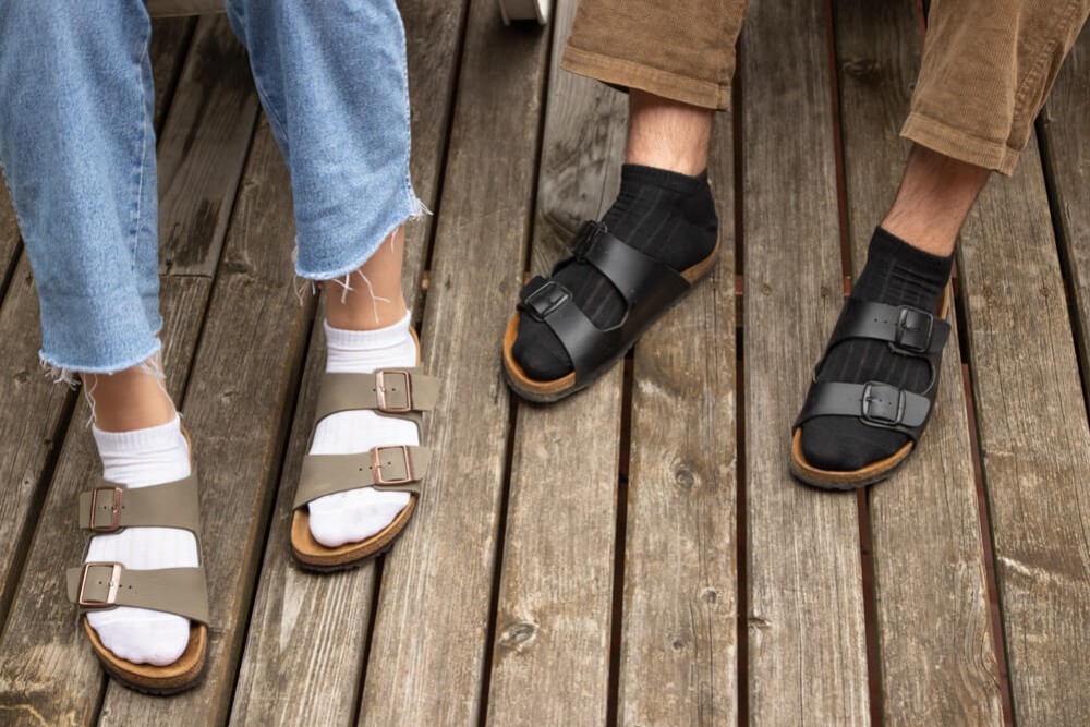 Sandali con calze: vanno davvero di moda?