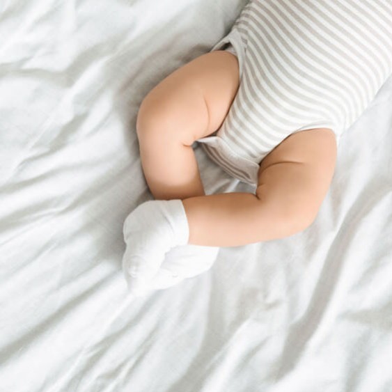 Calzini e scarpette nel neonato. Qual è la scelta giusta?